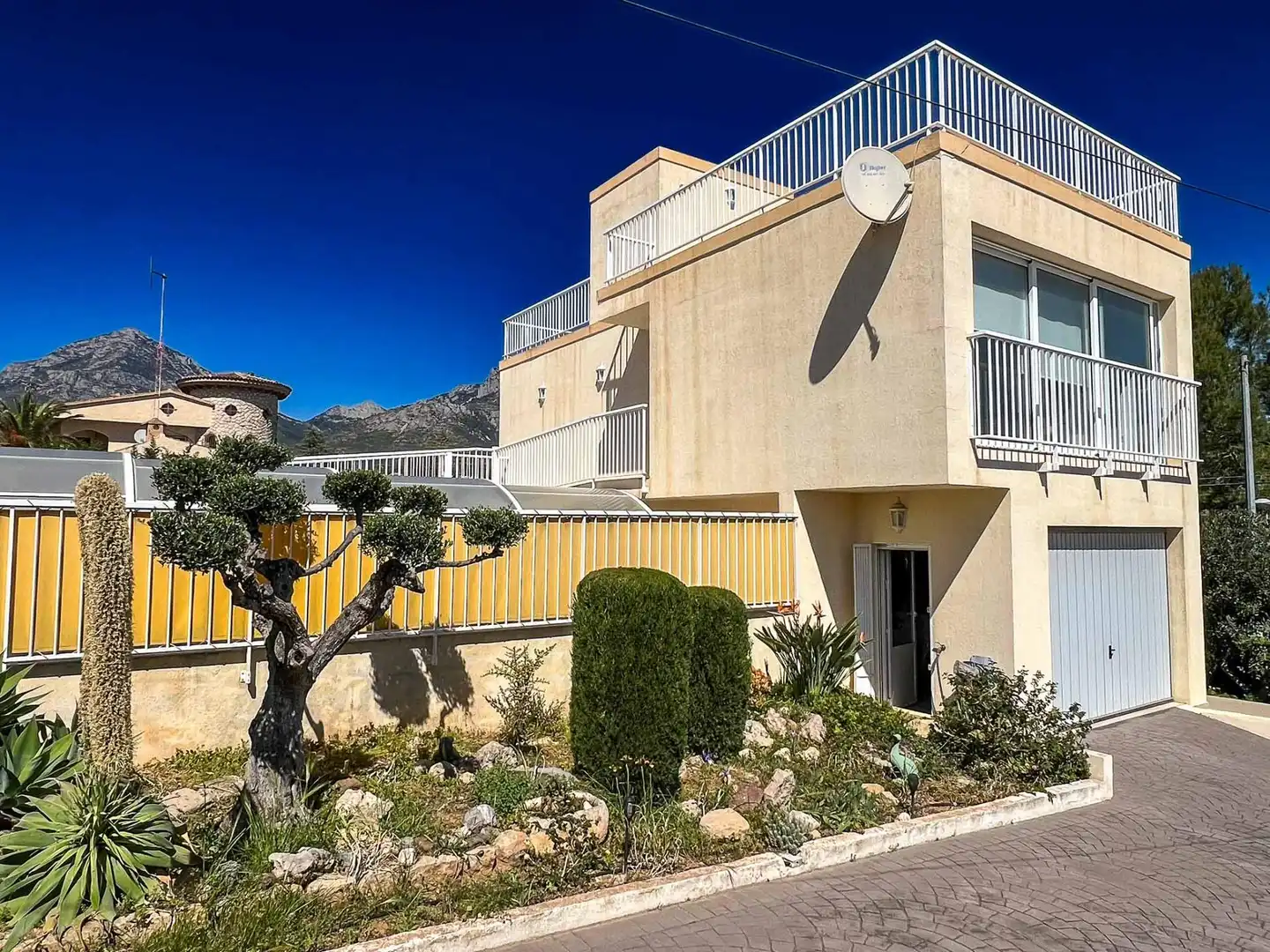 Vista exterior de Casa o chalet en venta en La Nucia con Aire acondicionado, Calefacción y Jardín privado