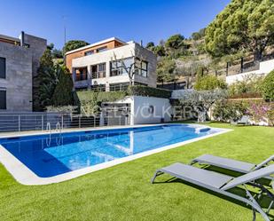 Vista exterior de Casa o xalet en venda en Esplugues de Llobregat amb Aire condicionat, Calefacció i Jardí privat