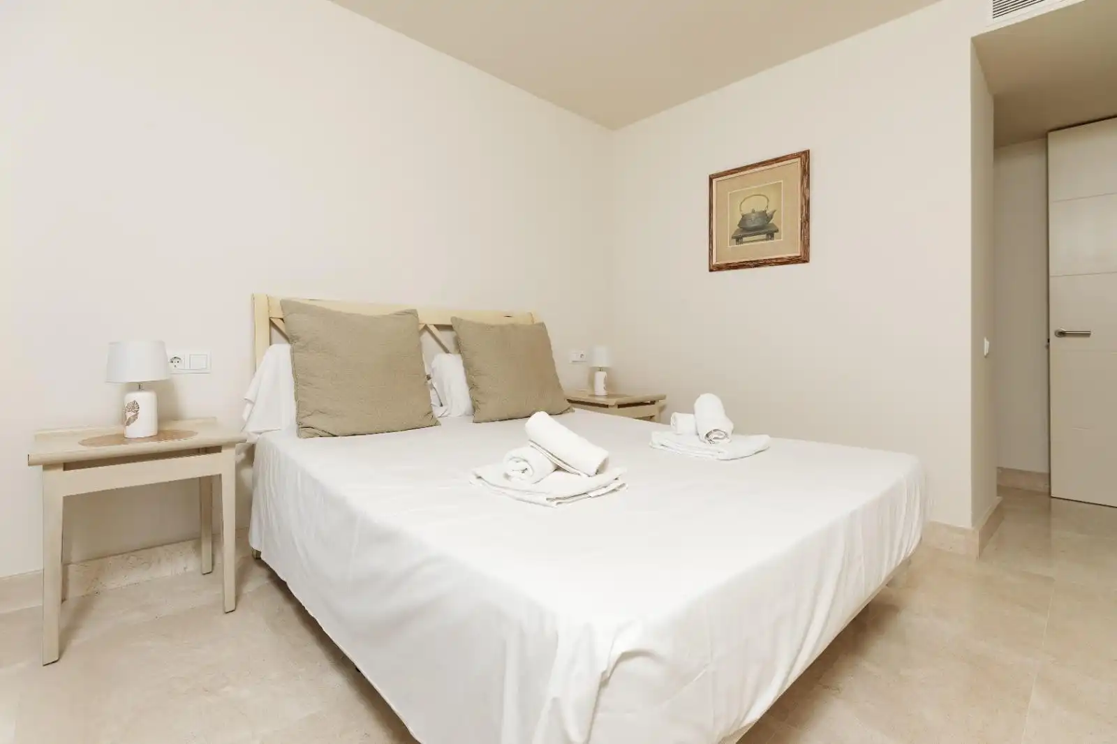 Schlafzimmer von Dachboden zum Verkauf in Manilva mit Klimaanlage, Heizung und Terrasse