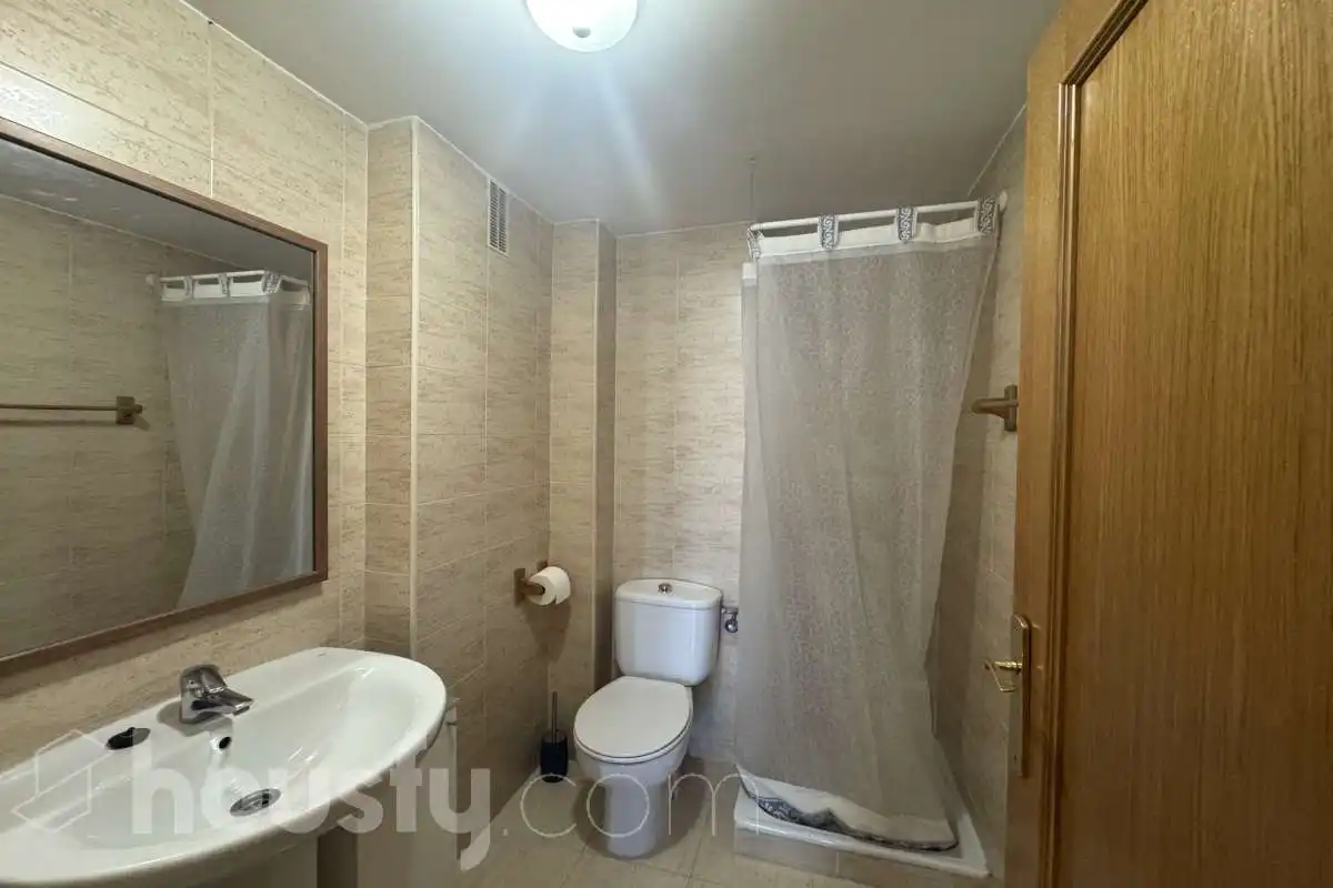 Baño de Piso de alquiler en Madrid con Trastero y Amueblado