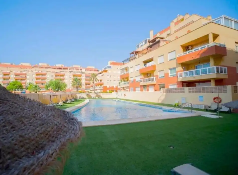 Außenansicht von Wohnung zur Miete in Roquetas de Mar mit Klimaanlage, Heizung und Terrasse