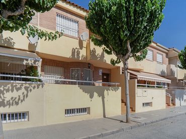 Casa aparellada en venda a C/ Sierra Columbares