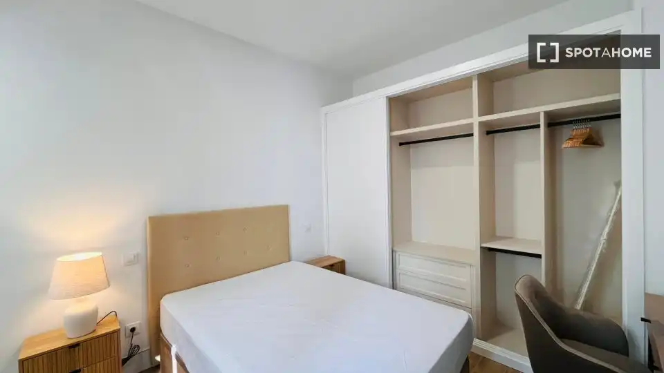 Schlafzimmer von Wohnung zur Miete in Madrid mit Klimaanlage, Heizung und Möbliert