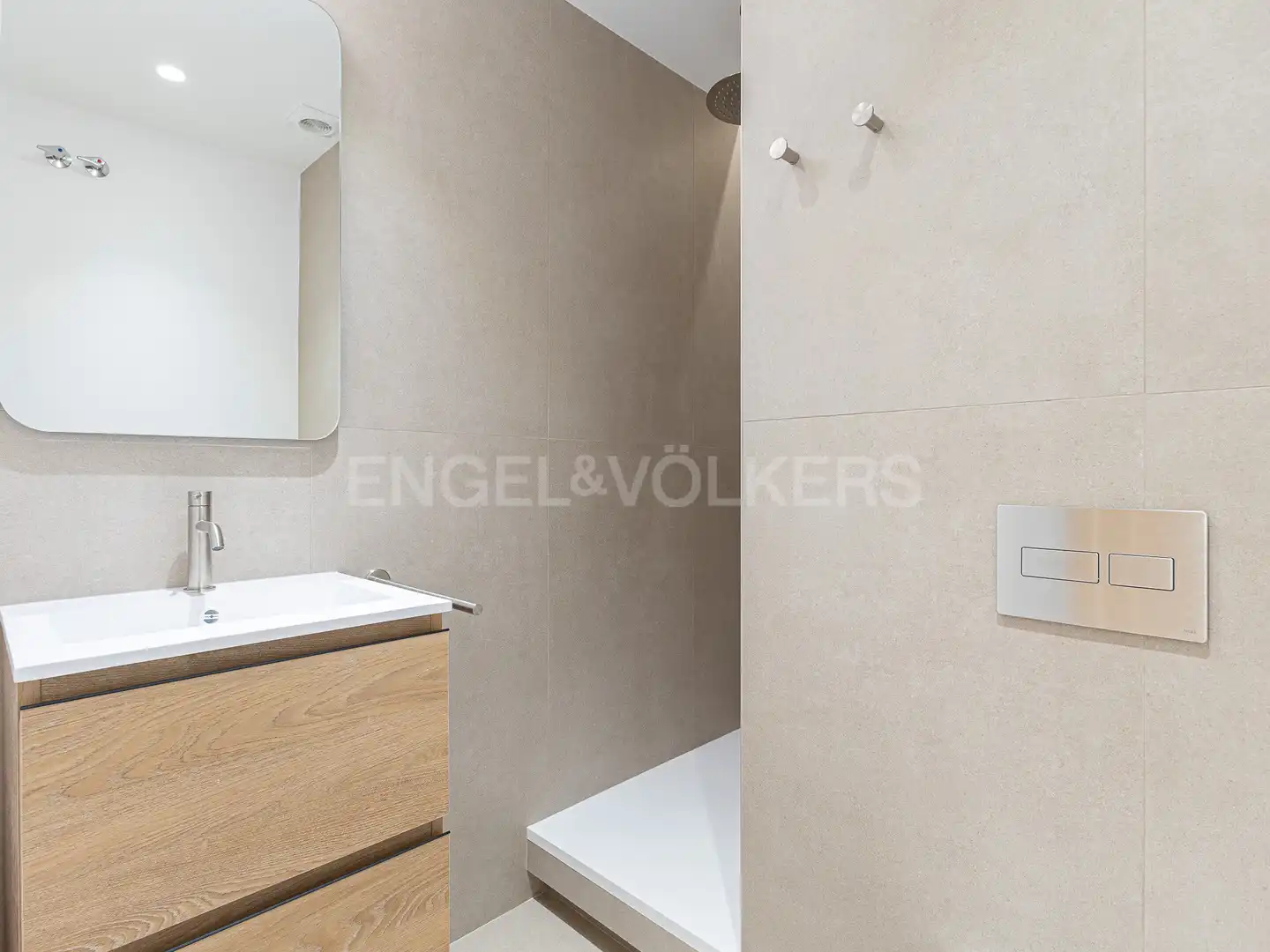 Badezimmer von Wohnung zur Miete in Barcelona mit Klimaanlage, Heizung und Parkett