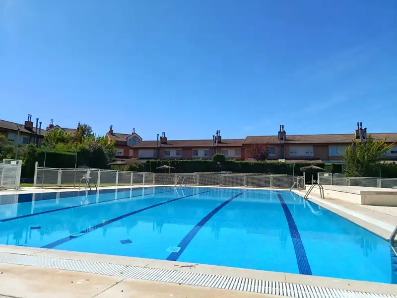 Semi-detached house with pool for sale in Simancas, imagen 9
