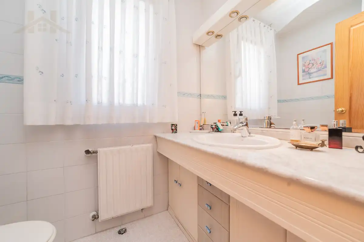 Bathroom of Houses for sale in Arroyomolinos (Madrid)  with Air Conditioner, Heating and Private garden