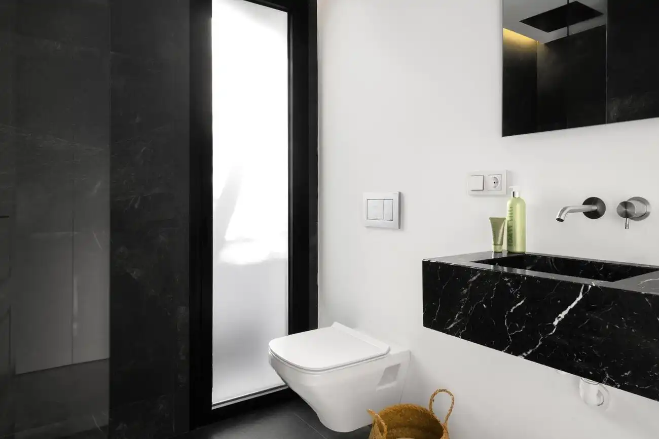 Baño de Casa o chalet de alquiler en Marbella con Aire acondicionado, Calefacción y Jardín privado