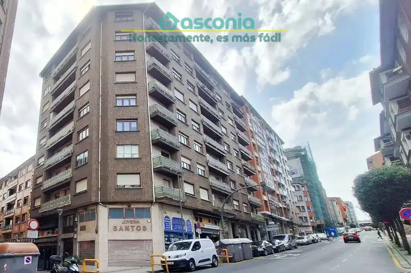 Vista exterior de Piso en venta en Basauri  con Calefacción, Amueblado y Balcón
