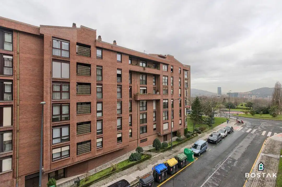 Vista exterior de Piso en venta en Bilbao  con Calefacción, Trastero y Amueblado