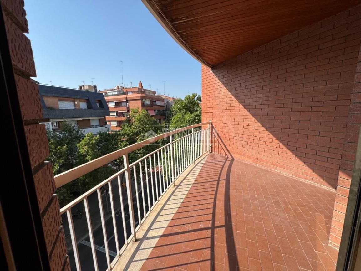 Vista exterior de Pis en venda en  Barcelona Capital amb Calefacció, Terrassa i Balcó