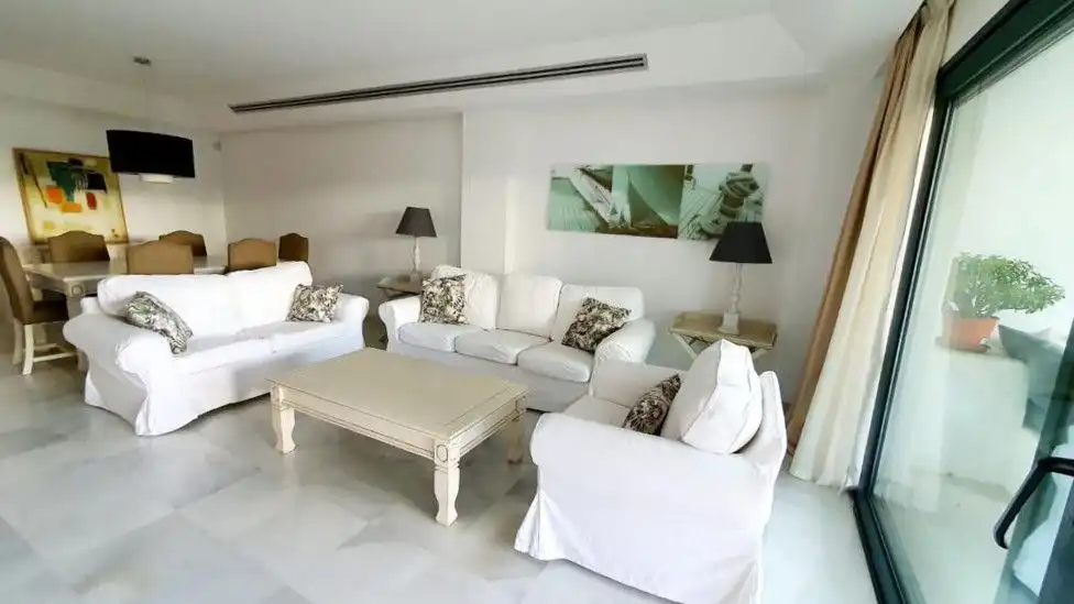 Sala d'estar de Apartament de lloguer en Sotogrande amb Aire condicionat, Calefacció i Terrassa