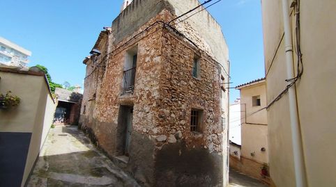 Casa de pueblo de construida sobre una parcela de 72 m2. 234 m2 construidos conforme al Catastro. Conta de planta sótano, planta b