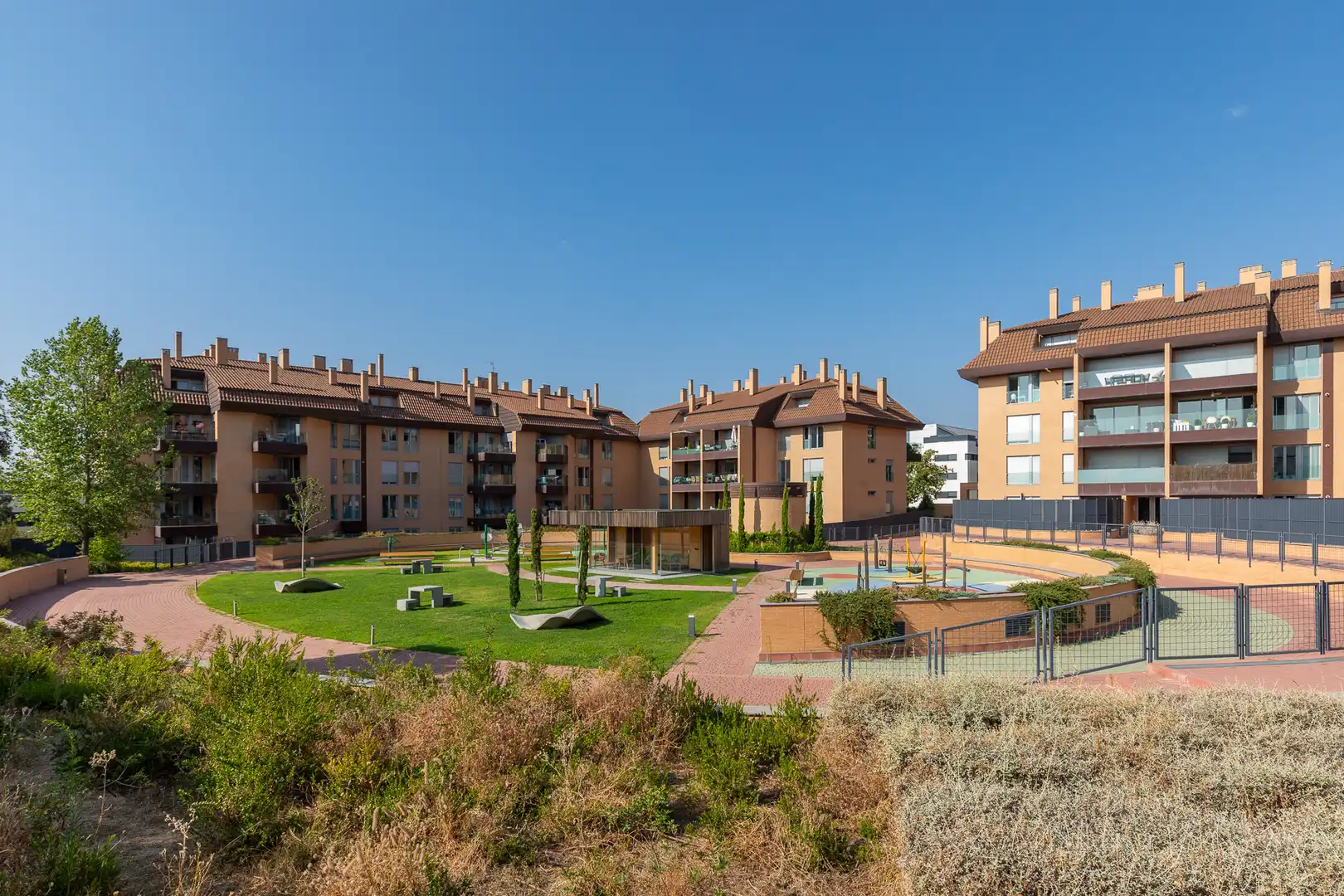 Außenansicht von Wohnung zur Miete in Boadilla del Monte mit Klimaanlage, Heizung und Gemeinschaftspool