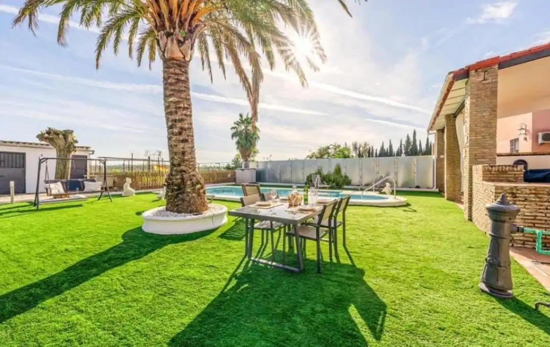 Terrassa de Casa o xalet en venda en Salteras amb Aire condicionat, Jardí privat i Piscina