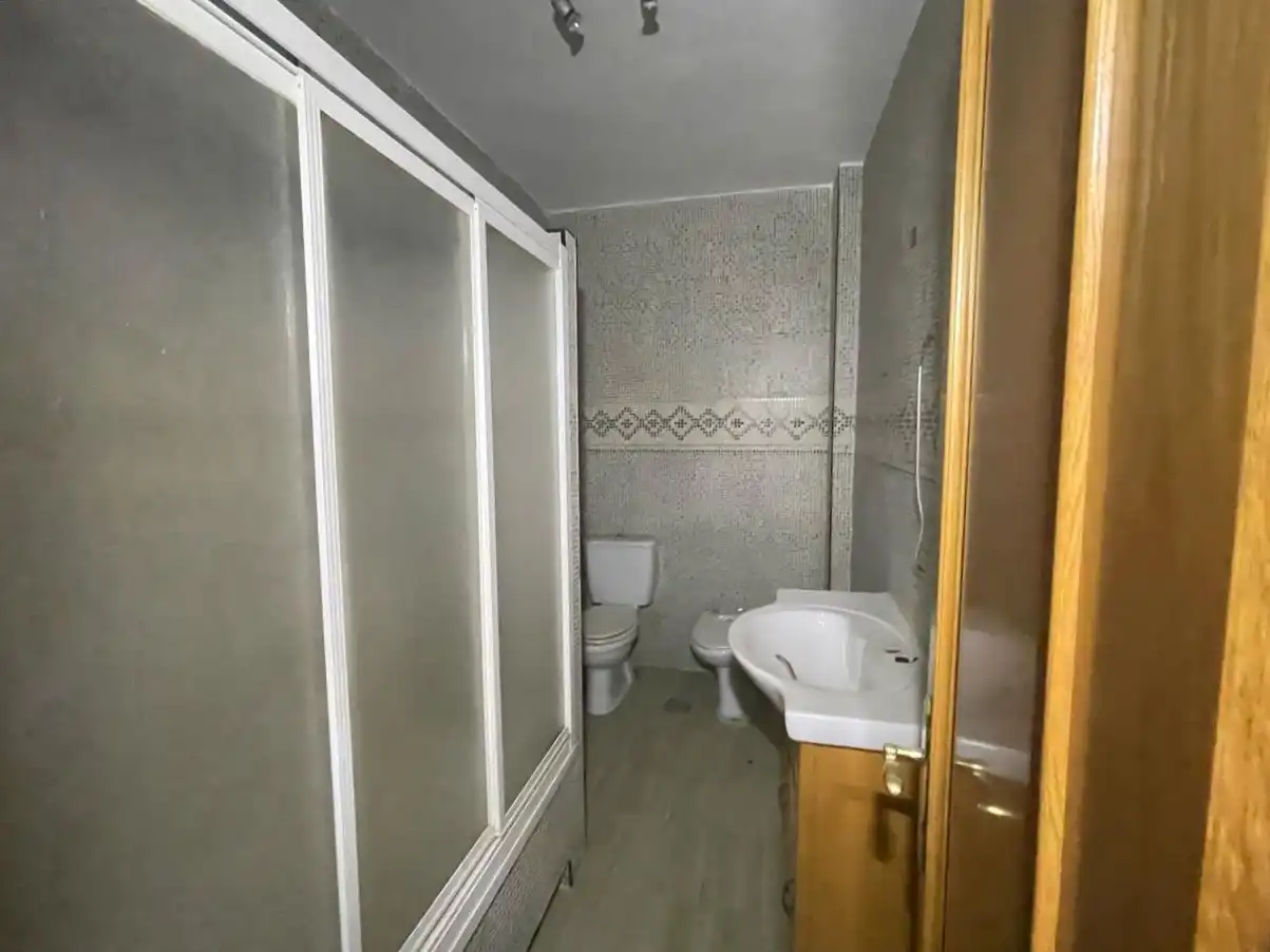 Badezimmer von Wohnung zum Verkauf in Mengíbar mit Balkon