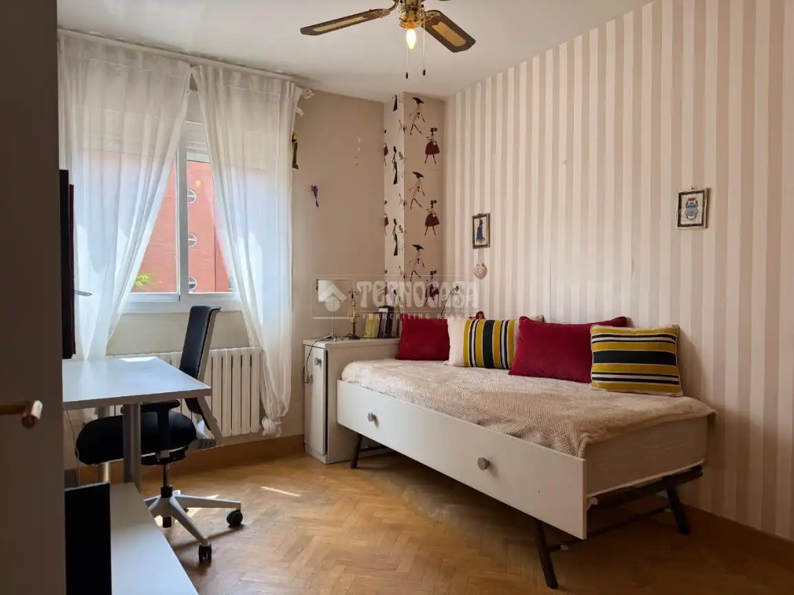 Bedroom of Flat for sale in Madrid  with Heating, Private garden and Parquet flooring
