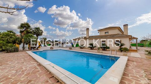 Exclusiva villa con tres viviendas independientes, piscina y pista de tenis