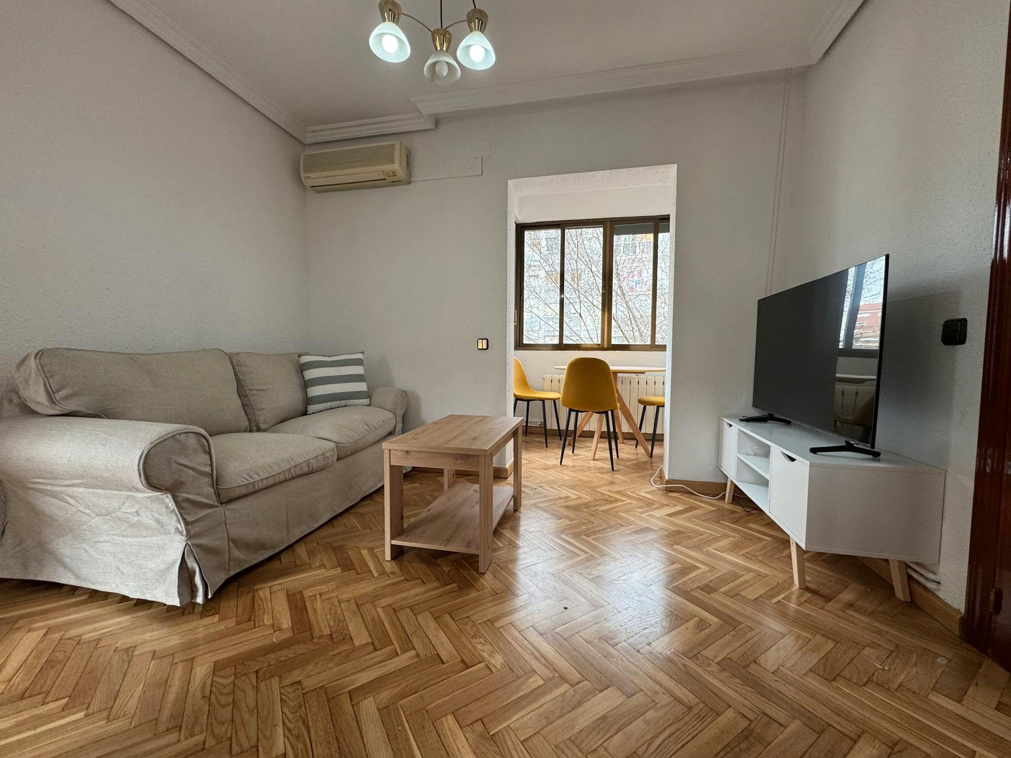 Living room of Flat to rent in  Madrid Capital  with Air Conditioner, Heating and Washing machine