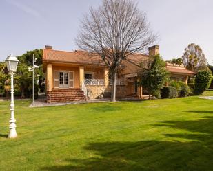 Vista exterior de Casa o xalet en venda en Fuente El Saz de Jarama amb Aire condicionat, Terrassa i Piscina