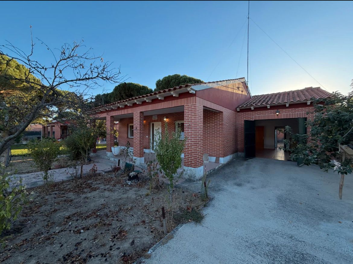 Vista exterior de Casa o xalet en venda en Traspinedo amb Calefacció, Jardí privat i Terrassa