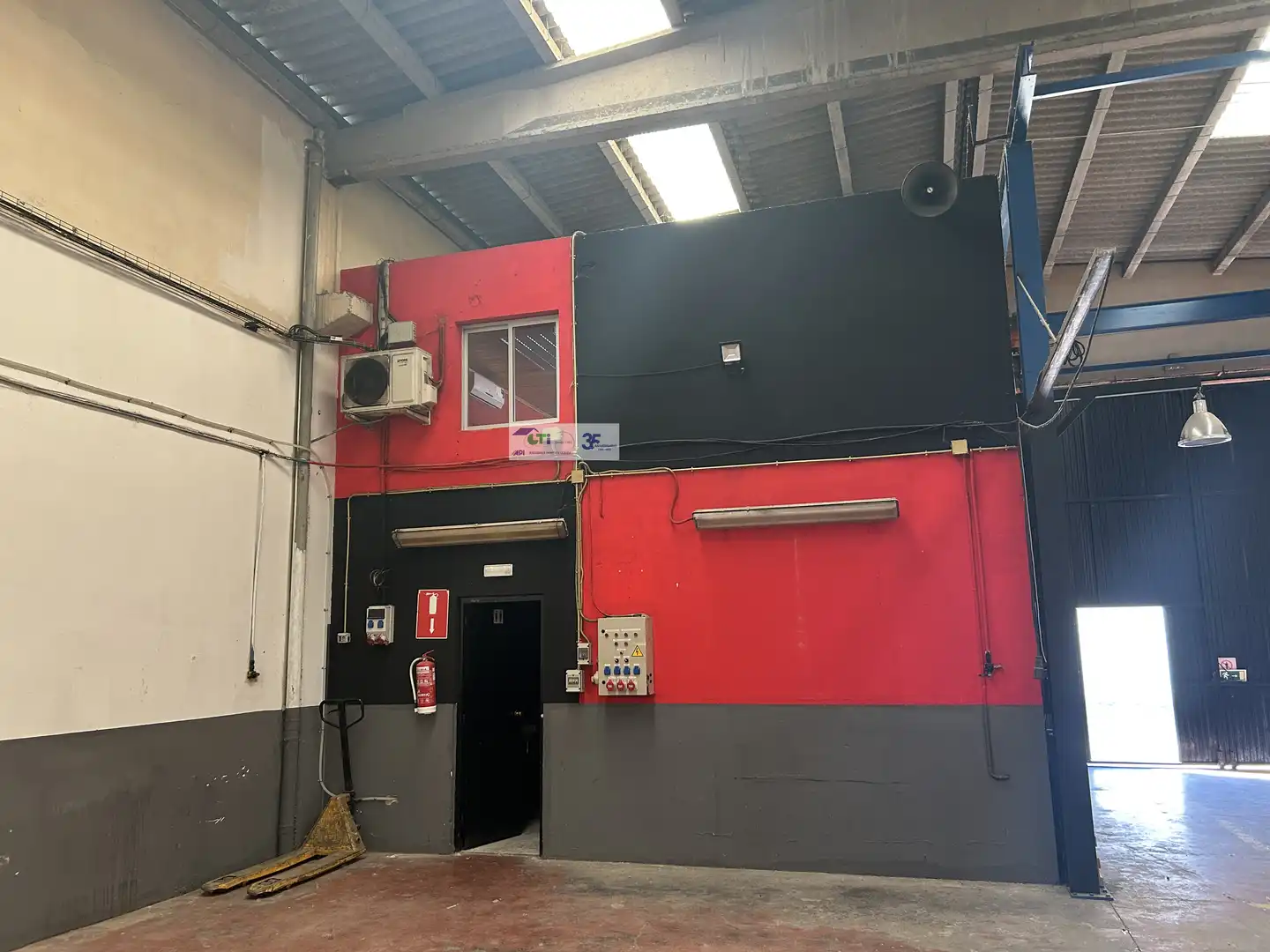 Nau industrial en venda a C / BUENOS AIRES, La Muela