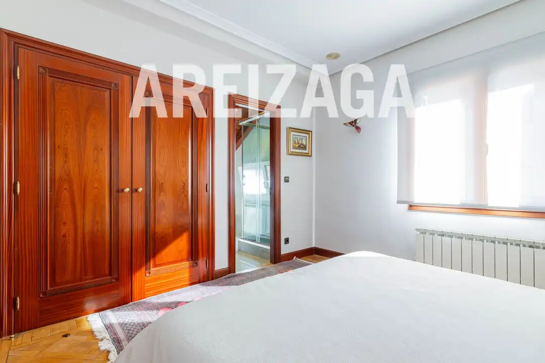 Dormitori de Casa o xalet en venda en Donostia - San Sebastián  amb Aire condicionat, Calefacció i Terrassa
