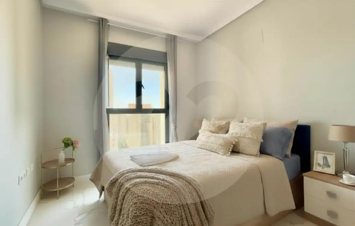 Dormitori de Apartament de lloguer en Benidorm amb Aire condicionat, Terrassa i Piscina