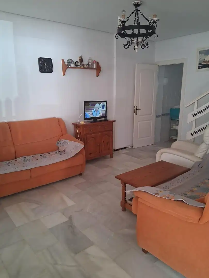Sala d'estar de Casa adosada en venda en Chiclana de la Frontera amb Terrassa, Balcó i Piscina comunitària