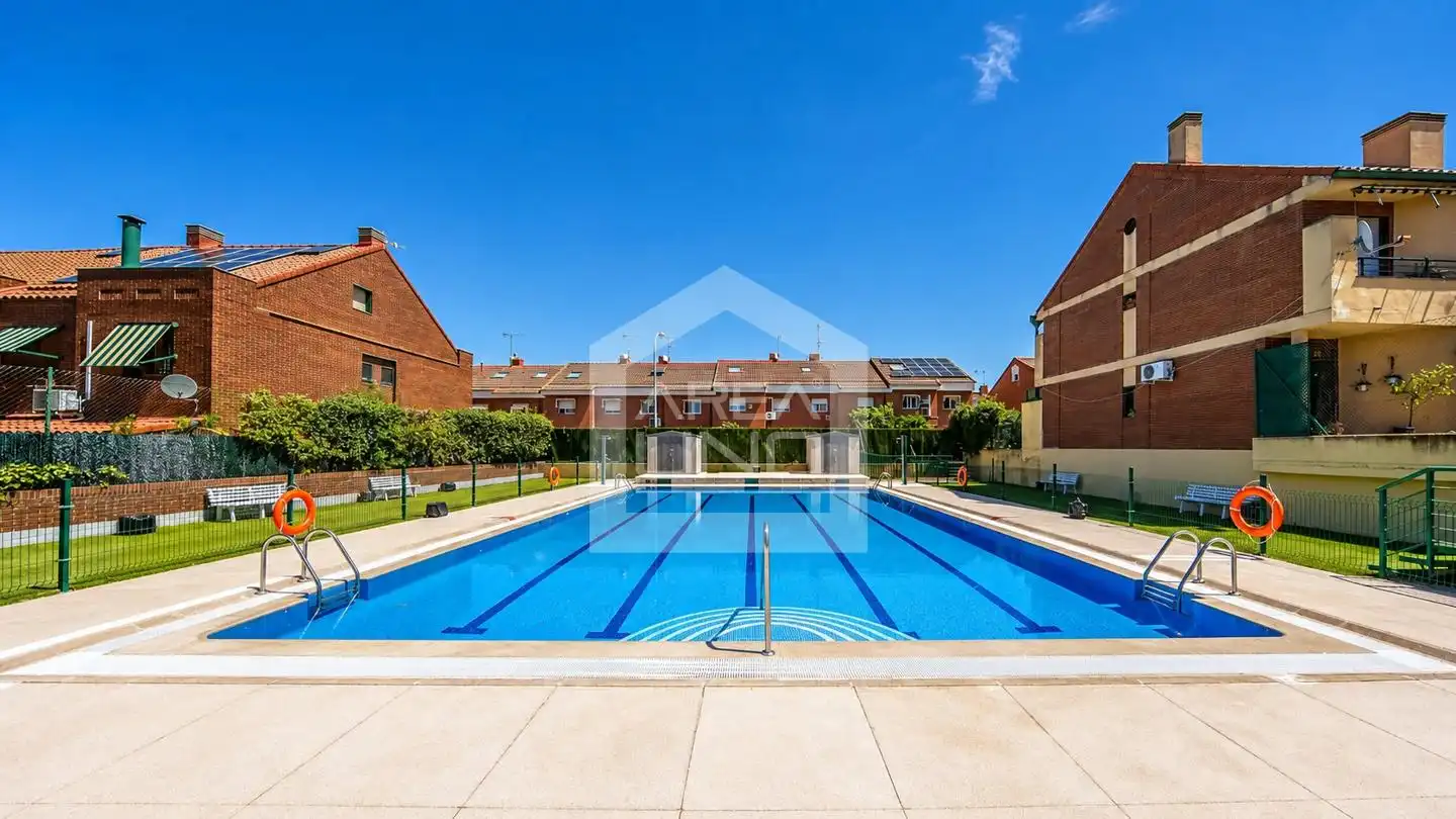 Piscina de Casa adosada en venda en Alcorcón amb Aire condicionat, Calefacció i Jardí privat