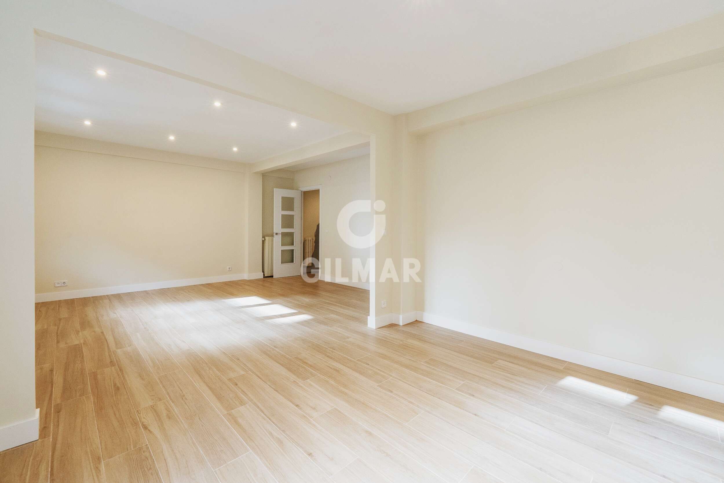 Sala de estar de Piso en venta en  Madrid Capital con Calefacción y Amueblado