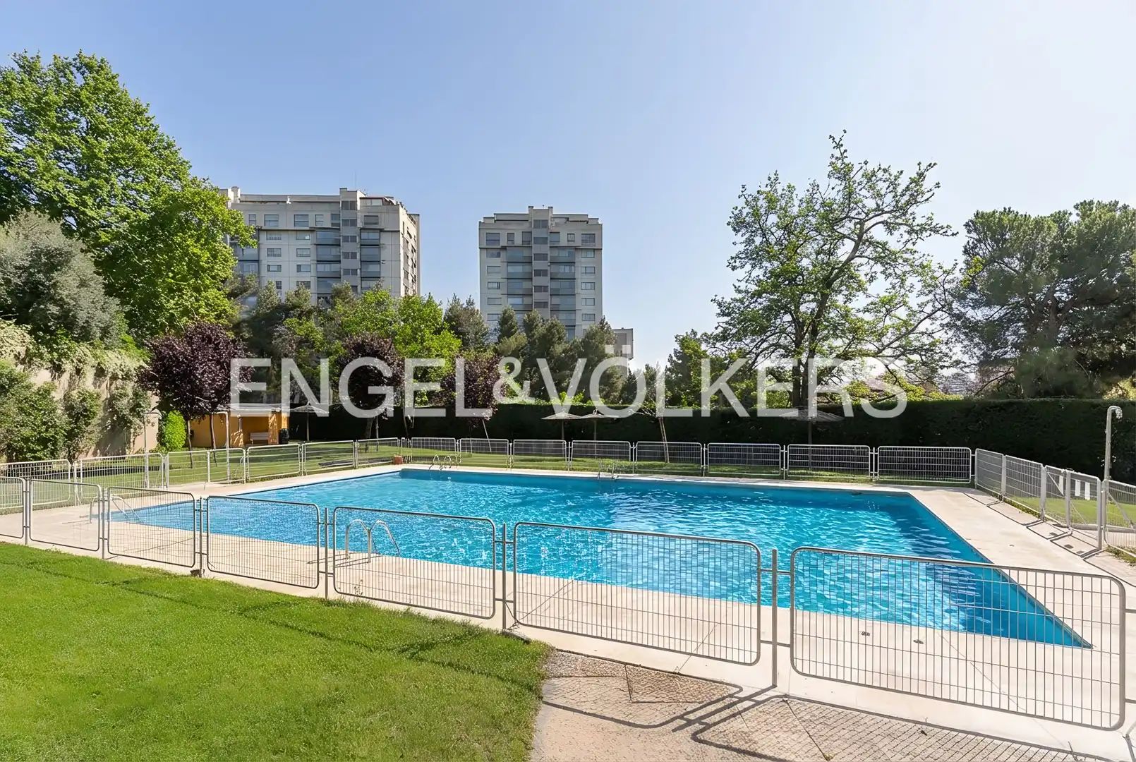 Piscina de Piso en venta en Madrid con Calefacción, Parquet y Terraza
