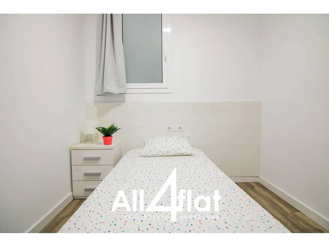 Bedroom of Flat for rent in Barcelona  with Air Conditioner, Parquet flooring and Terrace