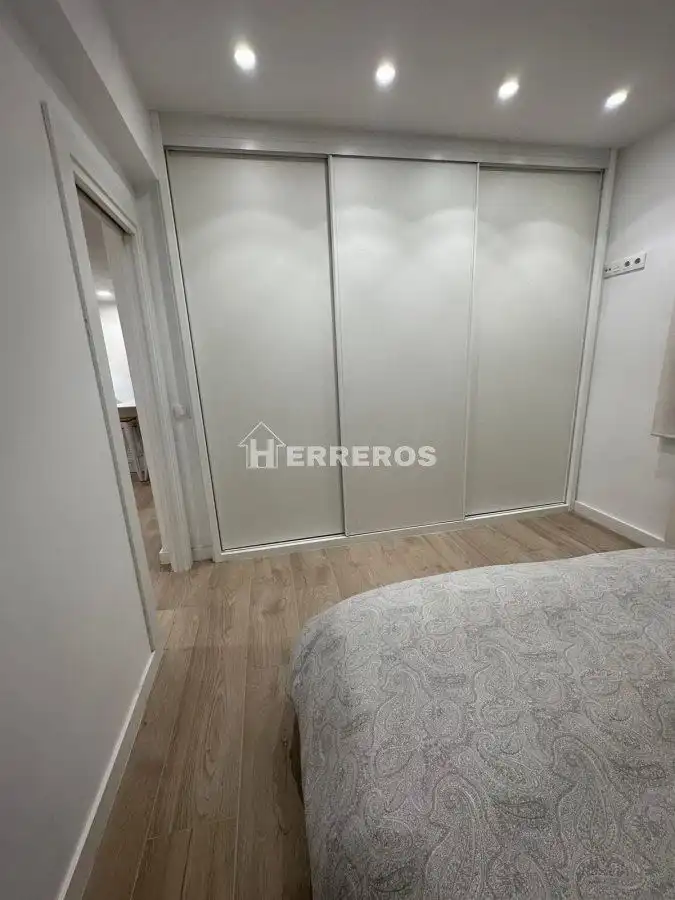 Dormitori de Apartament en venda en  Logroño amb Calefacció, Parquet i Moblat