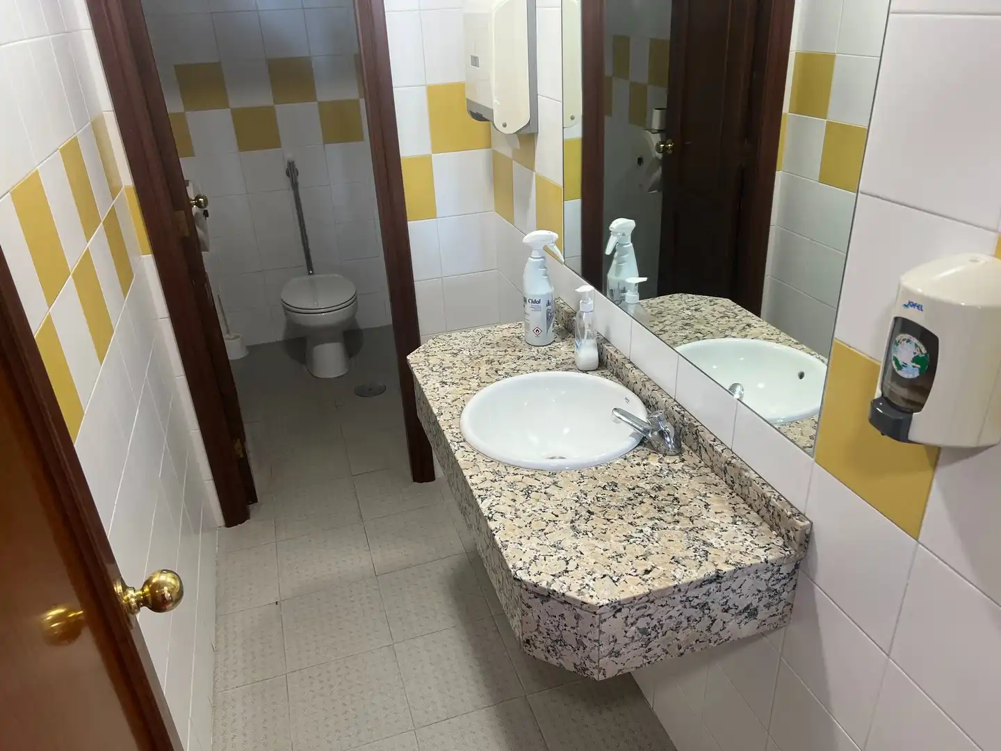 Baño de Nave industrial de alquiler en Vigo  con Calefacción y Alarma