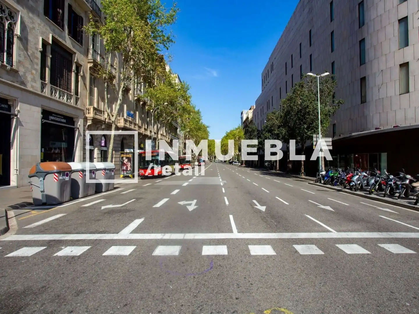 Vista exterior de Local en venda en Barcelona amb Aire condicionat i Terrassa