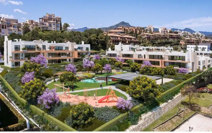 Außenansicht von Wohnung zum Verkauf in Estepona mit Klimaanlage, Heizung und Parkett