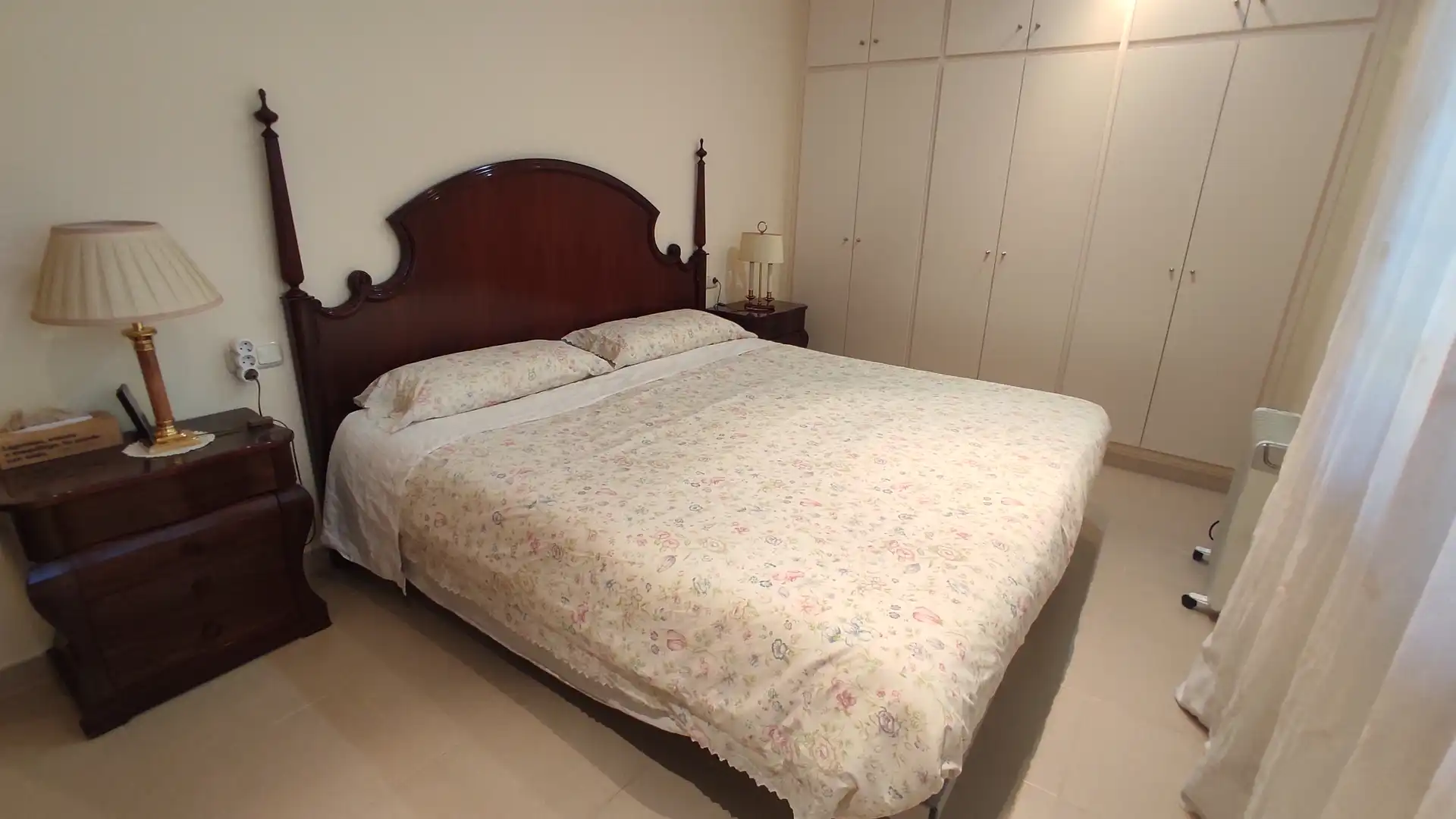 Schlafzimmer von Country house zum Verkauf in Roda de Berà mit Klimaanlage, Heizung und Privatgarten