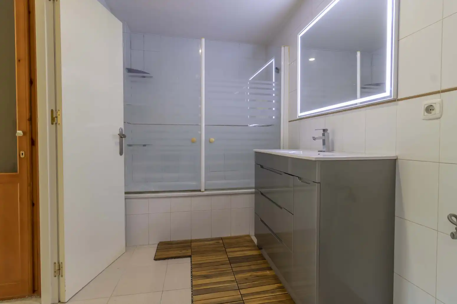 Bathroom of Flat for sale in Sevilla  with Air Conditioner and Storage room
