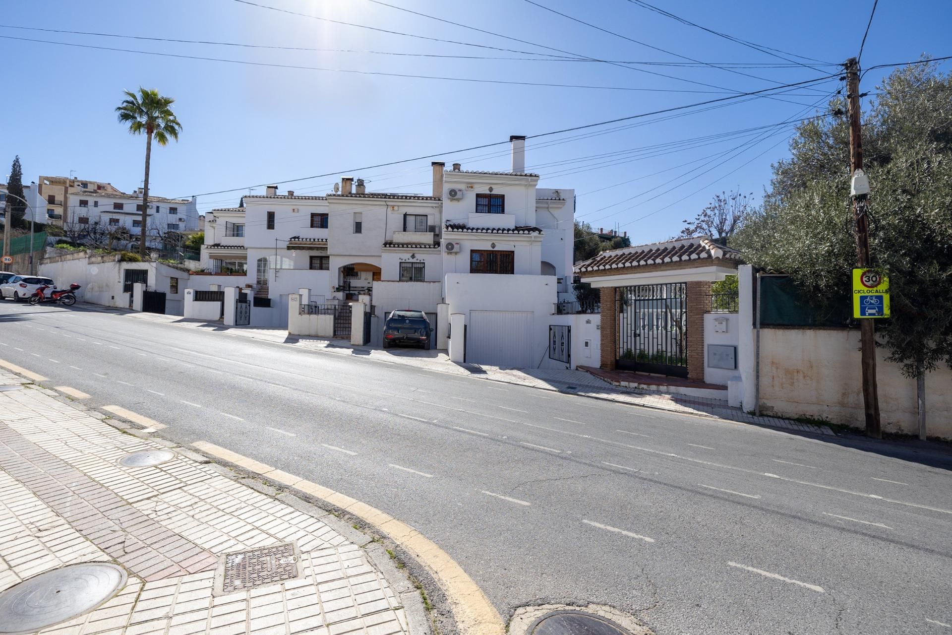 Vista exterior de Casa o chalet de alquiler en La Zubia con Aire acondicionado, Piscina y Amueblado