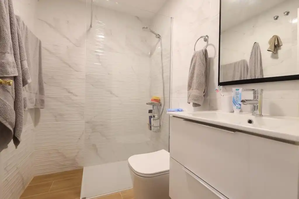 Bany de Casa o xalet en venda en Orihuela amb Aire condicionat, Jardí privat i Terrassa