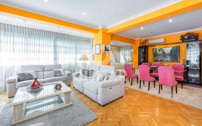 Living room of Flat for sale in  Madrid Capital  with Air Conditioner, Heating and Parquet flooring