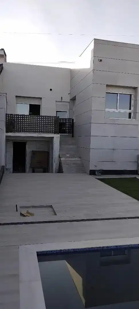 Vista exterior de Casa o xalet en venda en Esquivias amb Aire condicionat i Piscina