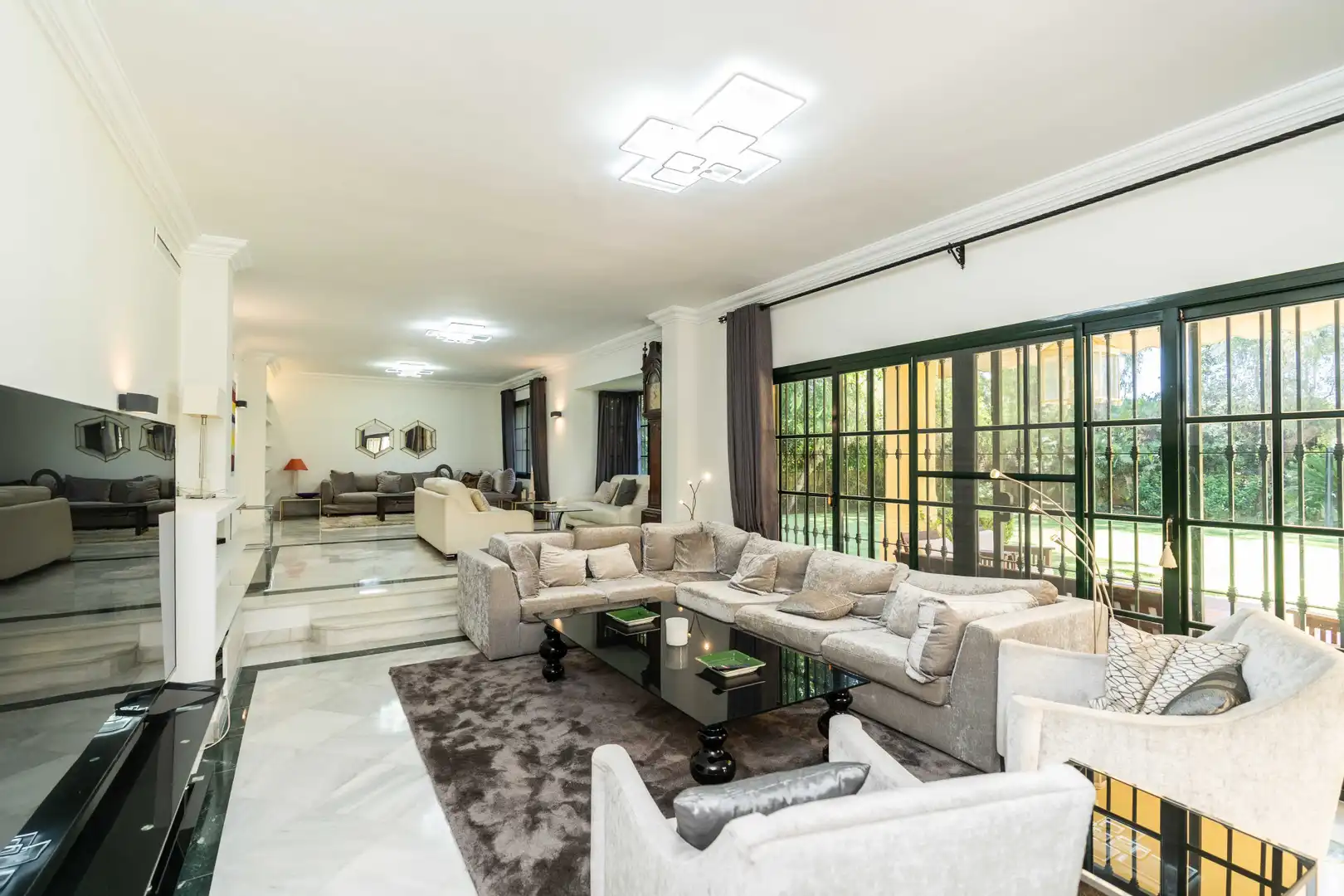 Sala d'estar de Casa o xalet en venda en Marbella amb Aire condicionat, Jardí privat i Terrassa