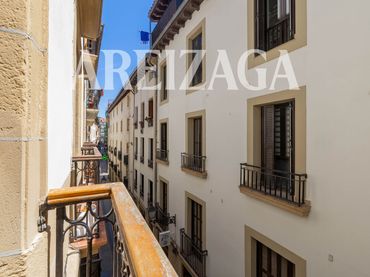 Pis amb balcó en venda a Calle Fermín Calbetón 21