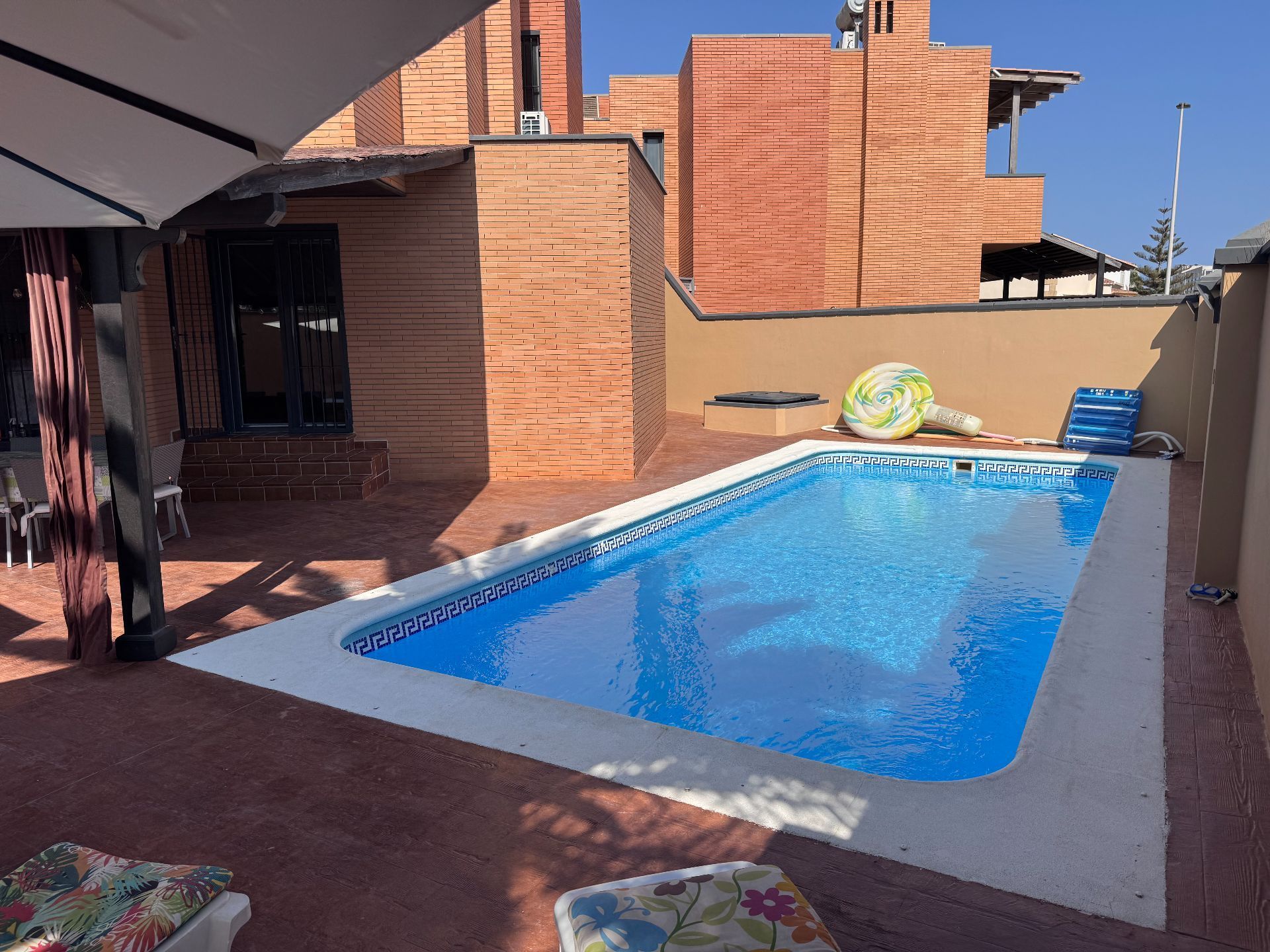 Piscina de Casa o xalet en venda en Roquetas de Mar amb Aire condicionat, Jardí privat i Terrassa