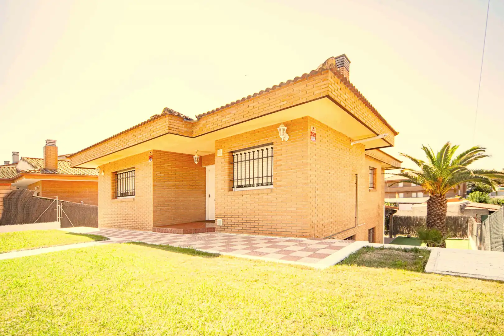 Vista exterior de Casa o xalet en venda en Sevilla la Nueva amb Aire condicionat, Calefacció i Jardí privat