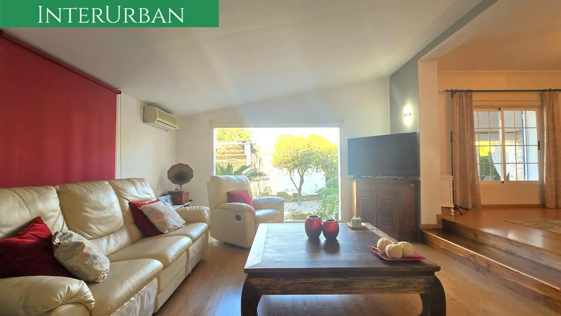 Sala d'estar de Casa o xalet en venda en La Pobla de Vallbona amb Aire condicionat, Calefacció i Jardí privat