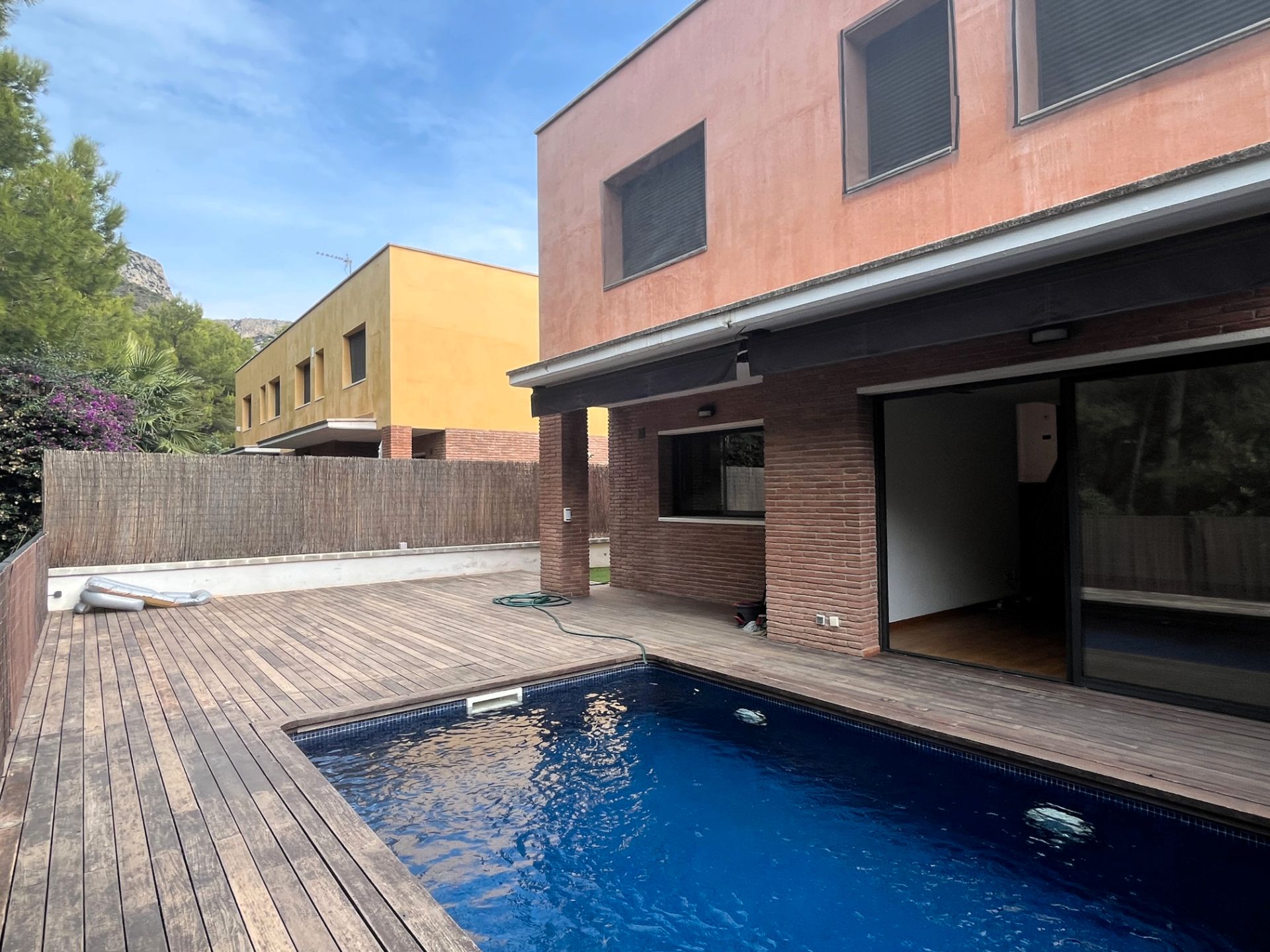 Piscina de Casa adosada en venda en Sitges amb Aire condicionat, Calefacció i Jardí privat