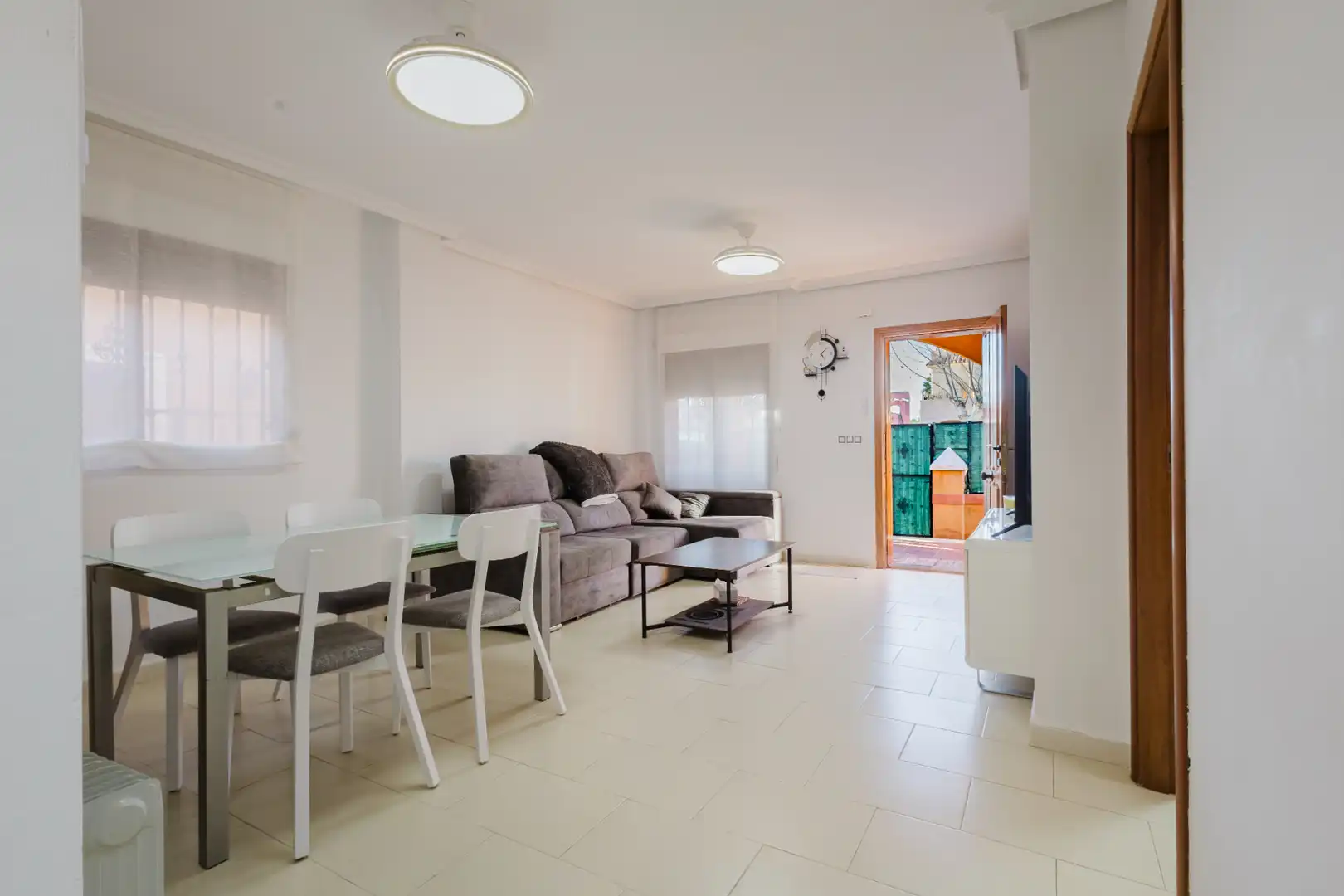 Sala d'estar de Casa o xalet en venda en Torrevieja amb Aire condicionat, Jardí privat i Terrassa
