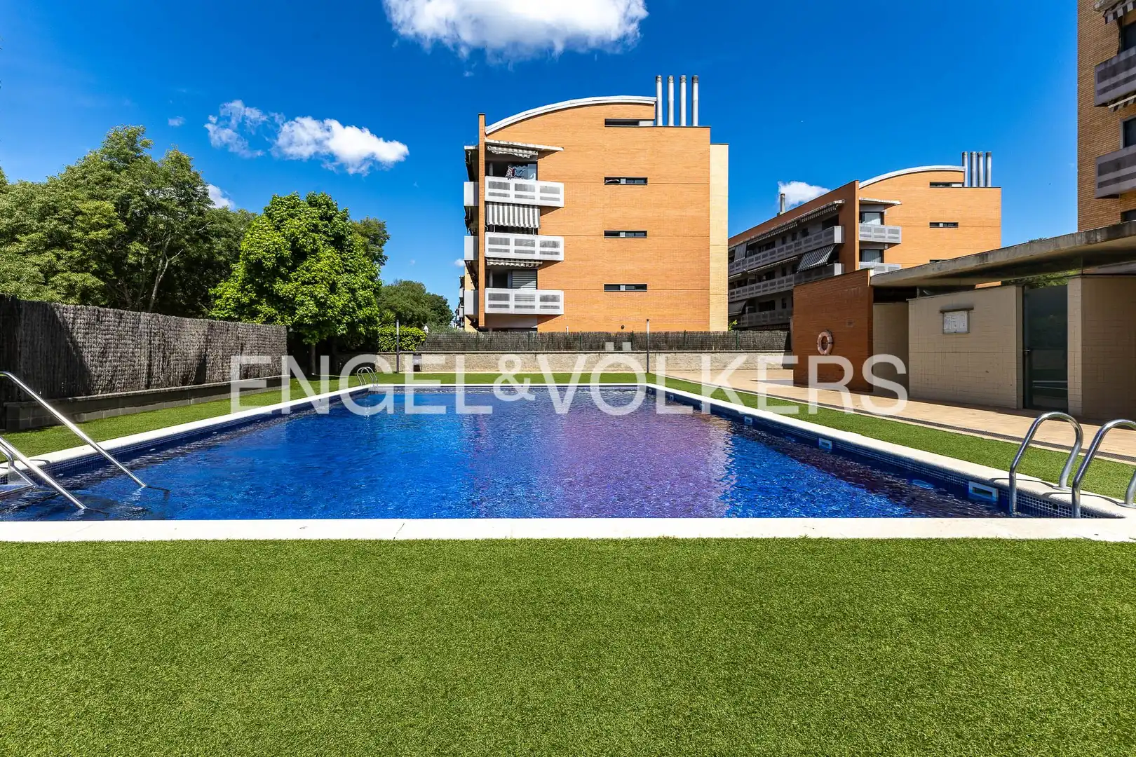 Piscina de Apartament en venda en Santa Perpètua de Mogoda amb Calefacció, Jardí privat i Parquet